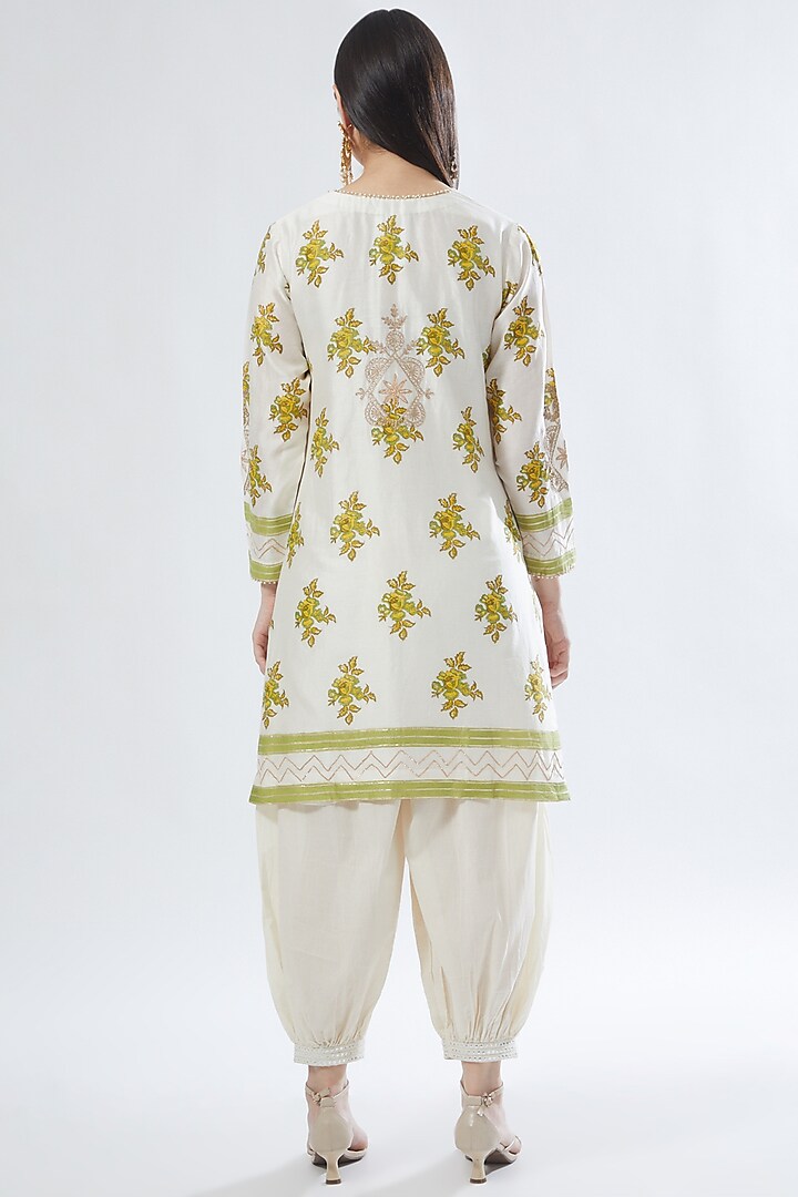 White Embroidered Kurta Set by Anuradha grewal at Pernia's Pop Up Shop