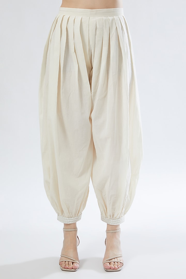 White Embroidered Kurta Set by Anuradha grewal at Pernia's Pop Up Shop