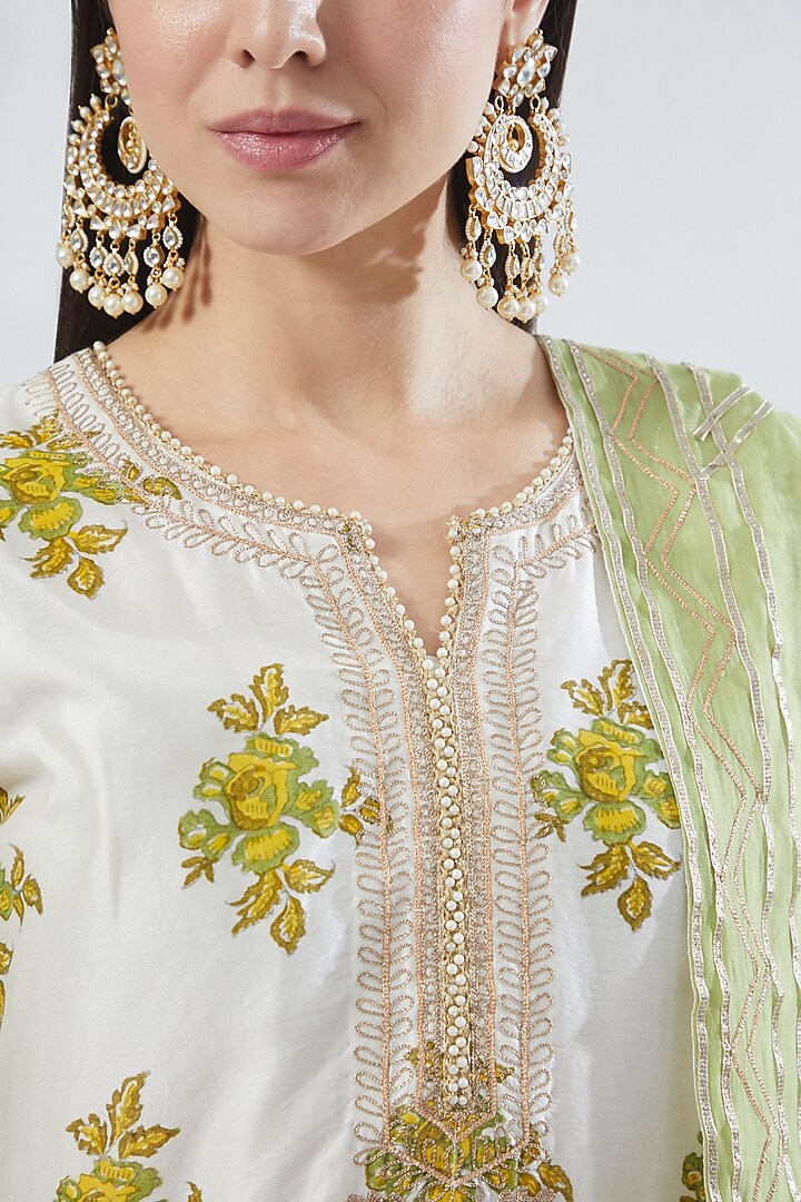 White Embroidered Kurta Set by Anuradha grewal at Pernia's Pop Up Shop