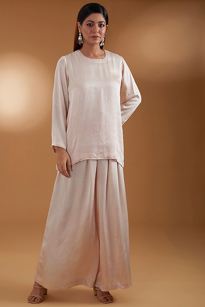 Peach Chanderi Embroidered Cape Set by Anuradha Grewal at Pernia's Pop Up Shop