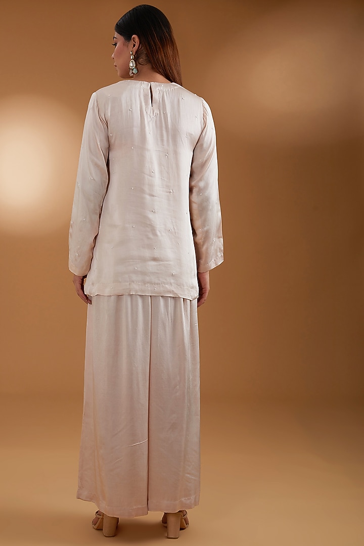 Peach Chanderi Embroidered Cape Set by Anuradha Grewal at Pernia's Pop Up Shop