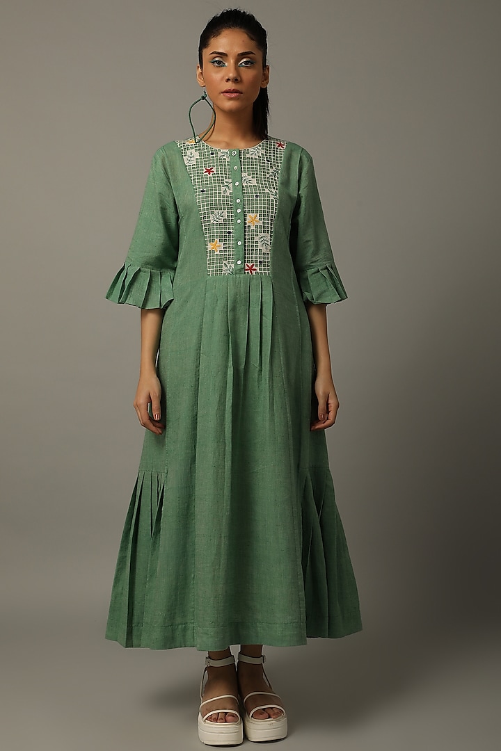 Green Thread Embroidered Tunic by AMITA GUPTA SUSTAINABLE