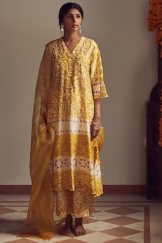 Yellow Printed Kurta Set by Amita Gupta Sustainable