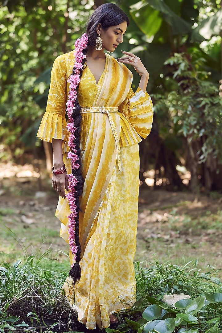 Ivory & Yellow Party Wear Saree Set With Print by Amita Gupta Sustainable at Pernia's Pop Up Shop