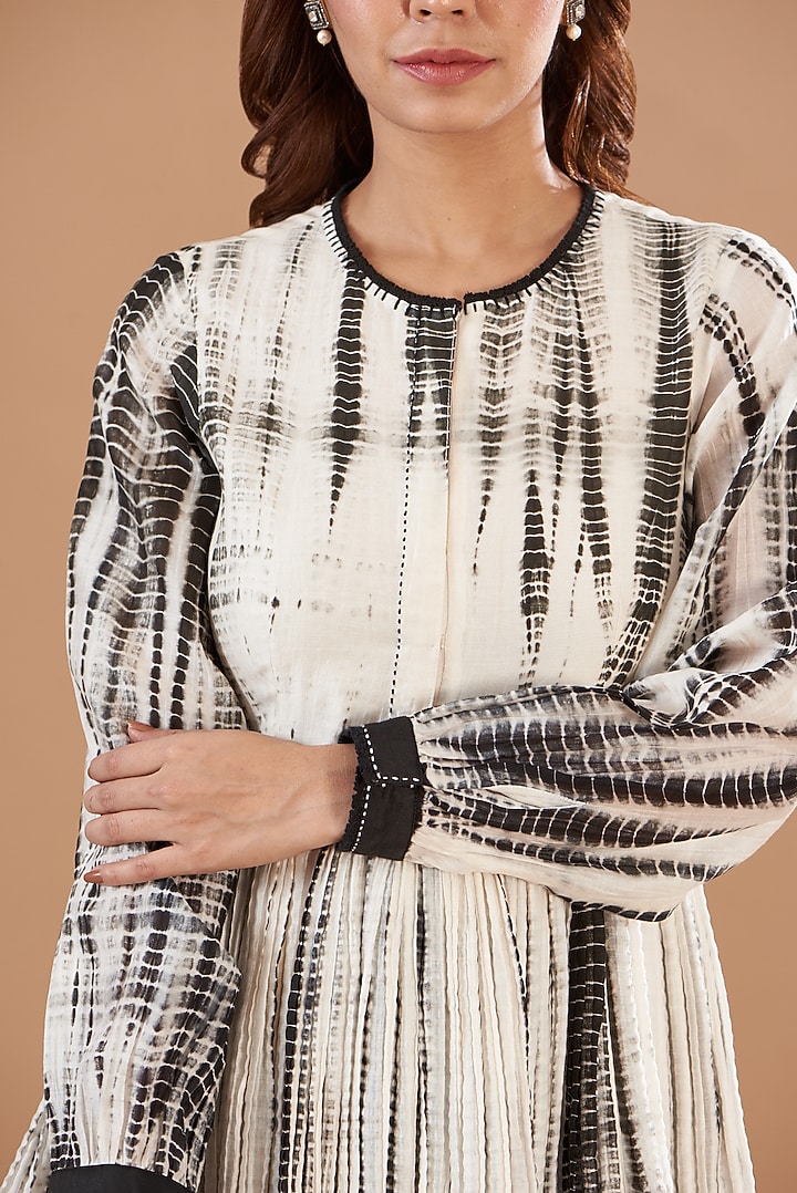 White Cotton Satin Printed Kurta Set by Aharin India at Pernia's Pop Up Shop