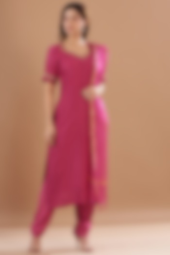 Pink Chanderi Hand Embroidered Kurta Set by Aharin India at Pernia's Pop Up Shop