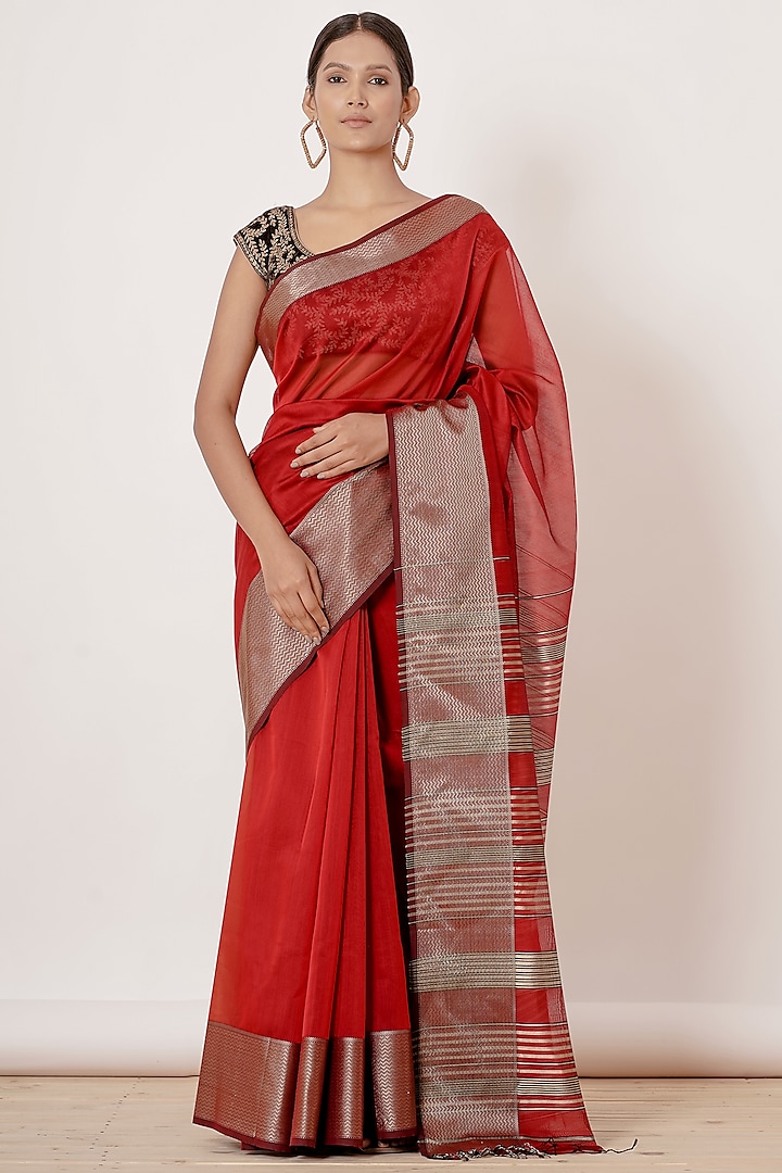 Chilli Red Maheshwari Silk Handwoven Saree Set by Aharin India