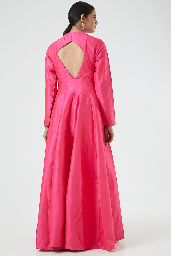 Fuchsia Floral Embroidered Kurta Set by Aharin India at Pernia's Pop Up Shop