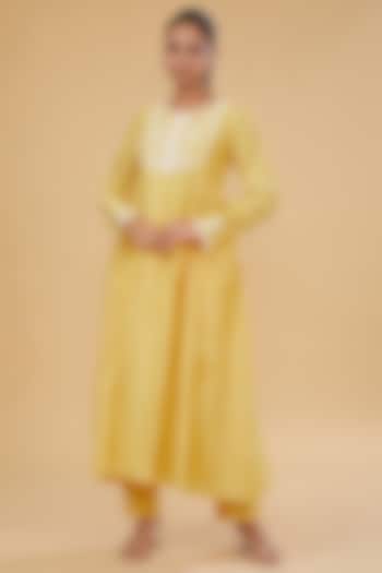 Yellow Cotton Silk Floral Embroidered Kurta Set by Aharin India at Pernia's Pop Up Shop