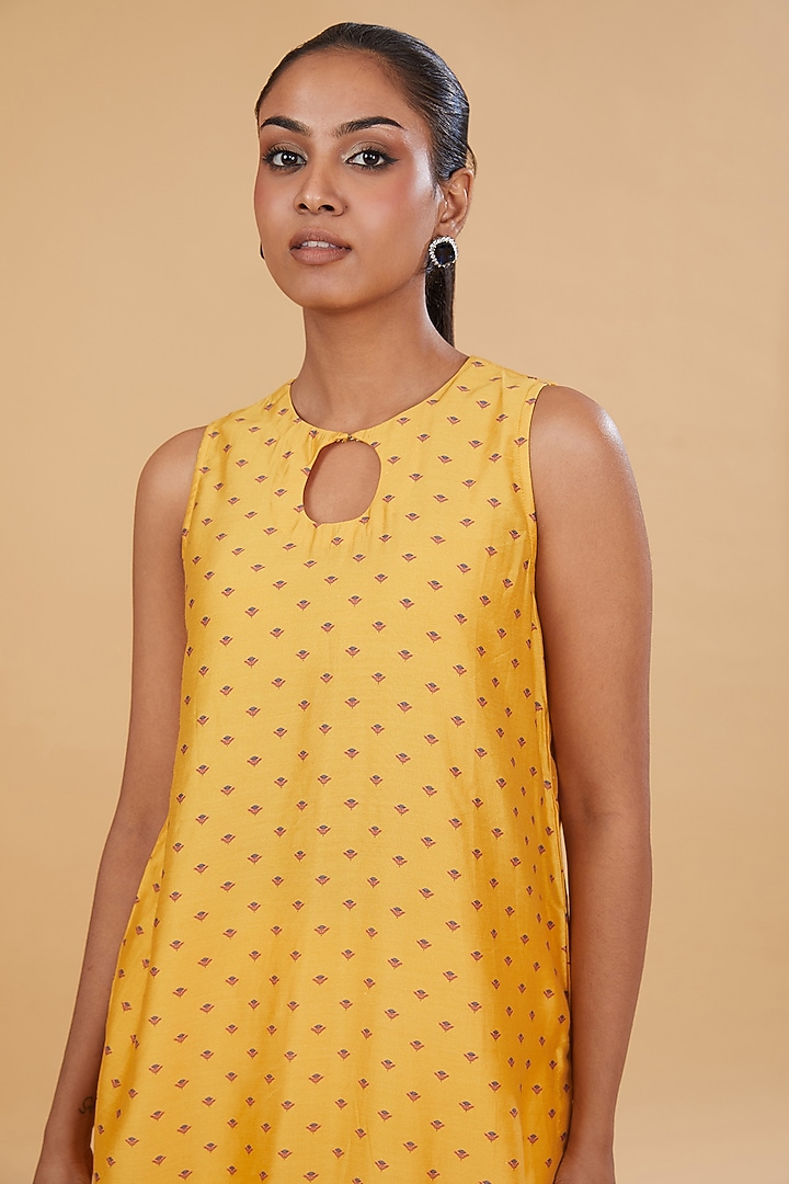 Yellow Cotton Silk Floral Printed Straight Kurta by Aharin India at Pernia's Pop Up Shop