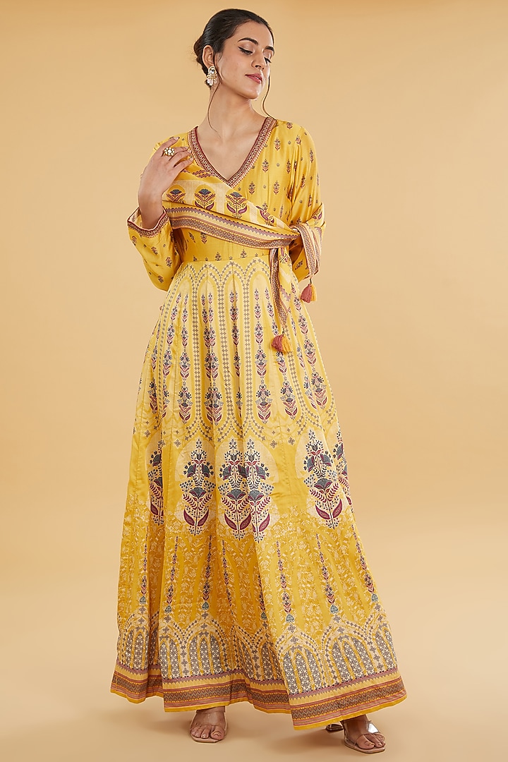 Yellow Cotton Silk Floral Printed Kurta Set by Aharin India at Pernia's Pop Up Shop