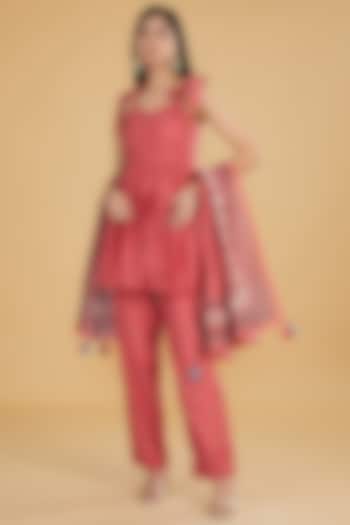 Pink Cotton Silk Floral Printed Kurta Set by Aharin India at Pernia's Pop Up Shop