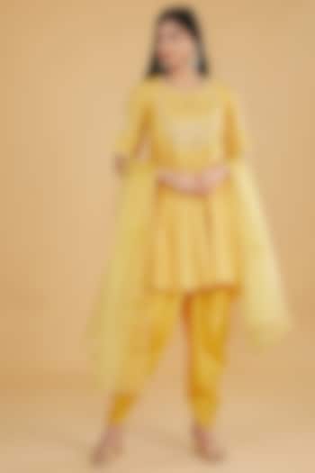 Yellow Cotton Silk Floral Embroidered Kurta Set by Aharin India at Pernia's Pop Up Shop