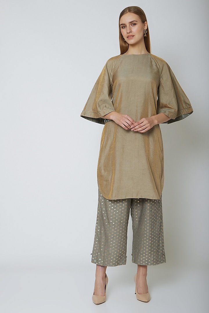 Grey Kurta With Ankle Looped Pants by Ahmev