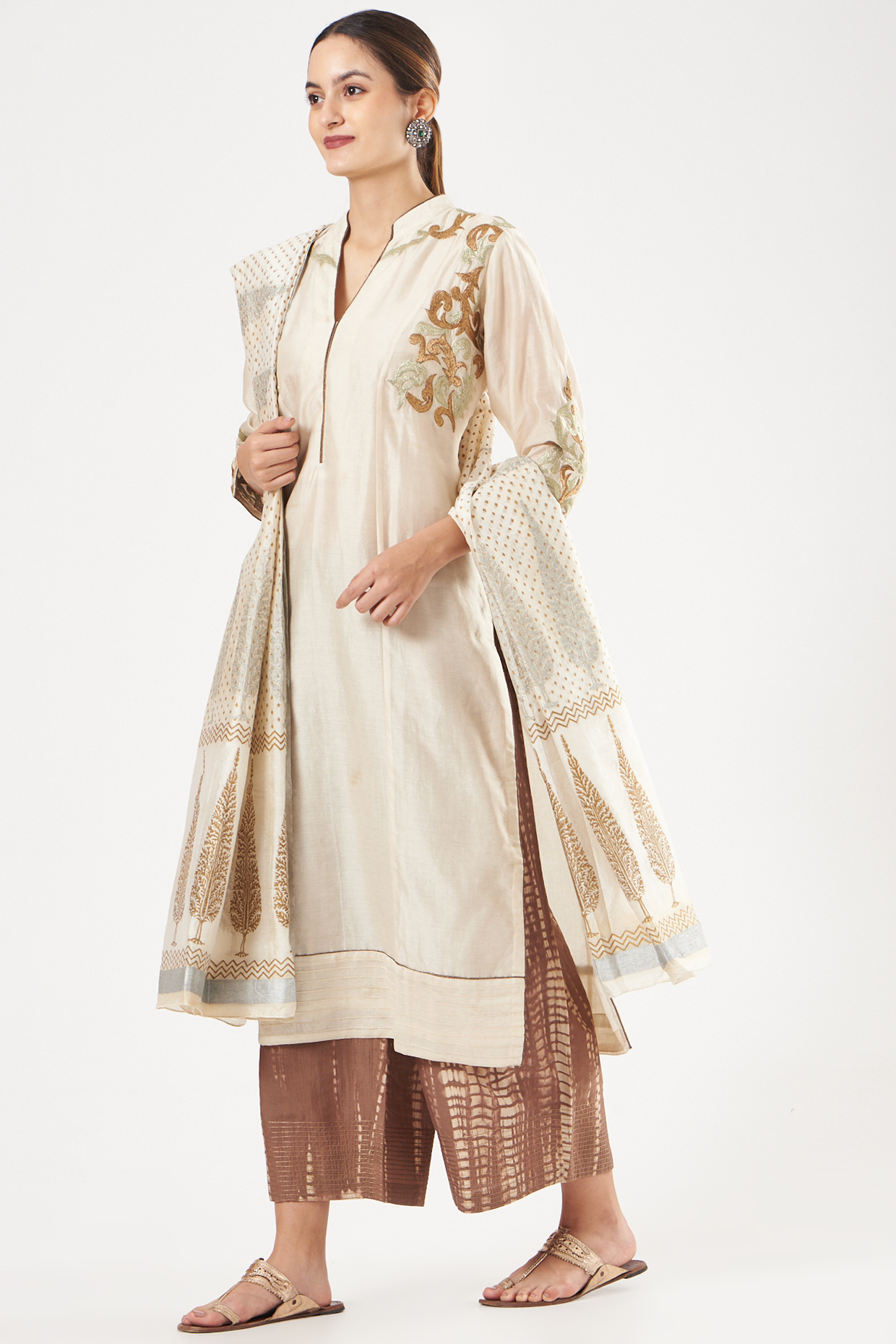 White Chanderi Embroidered Kurta Set by anju & harleen