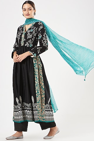 Black Silk Embroidered Kurta Set by anju & harleen