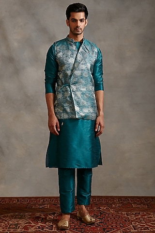 Green Banarasi Zari Bundi Set by ABHISHTI