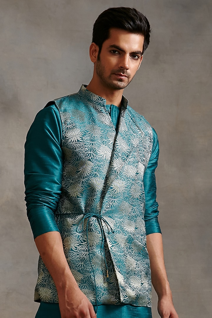 Green Banarasi Zari Bundi Set by ABHISHTI at Pernia's Pop Up Shop