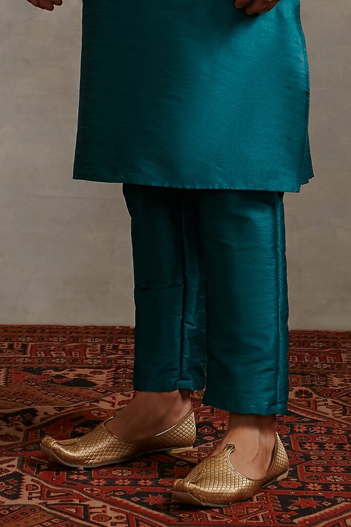 Green Banarasi Zari Bundi Set by ABHISHTI at Pernia's Pop Up Shop