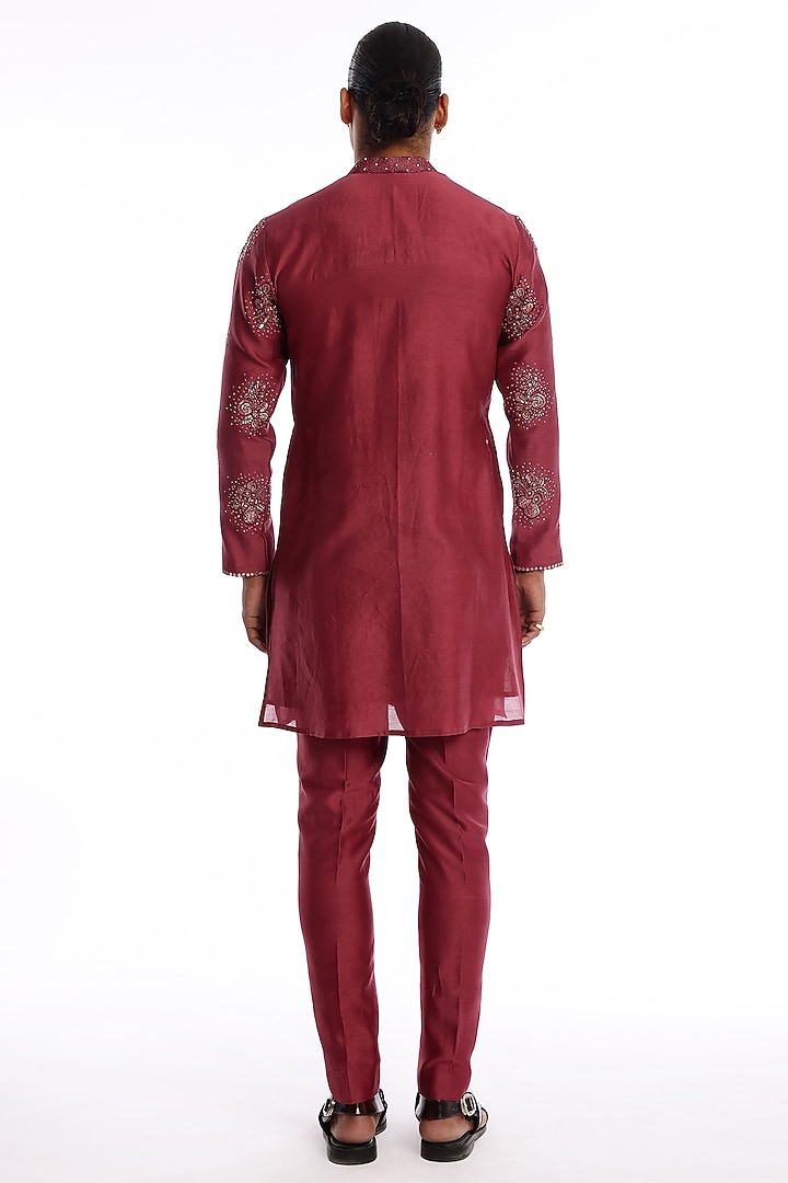 Wine Chanderi Silk Embellished Kurta Set by Aisha Rao Men at Pernia's Pop Up Shop