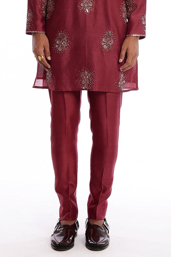 Wine Chanderi Silk Embellished Kurta Set by Aisha Rao Men at Pernia's Pop Up Shop