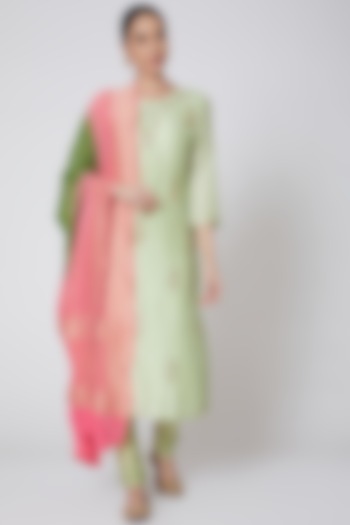 Olive Green & Pink Embroidered Kurta Set by Anshikaa Jain