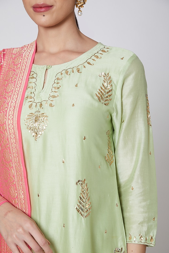 Olive Green & Pink Embroidered Kurta Set by Anshikaa Jain at Pernia's Pop Up Shop