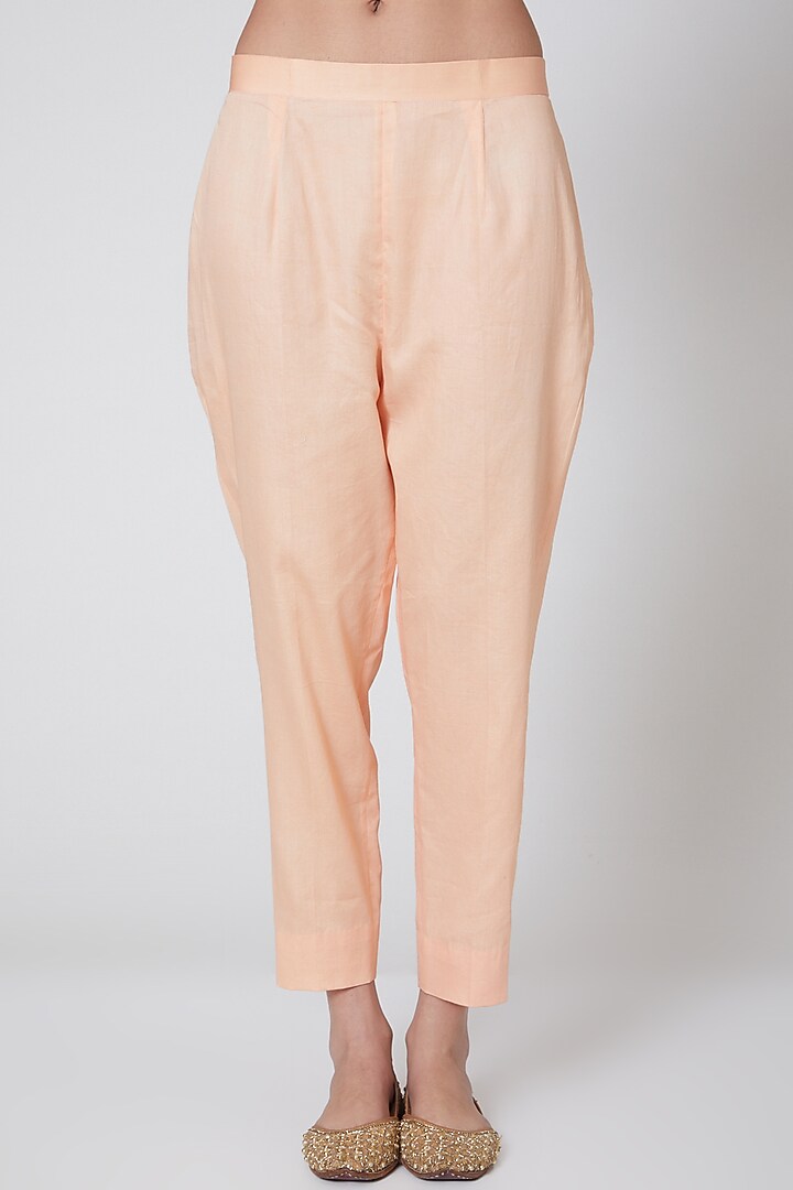 Peach Embroidered Kurta Set by Anshikaa Jain at Pernia's Pop Up Shop