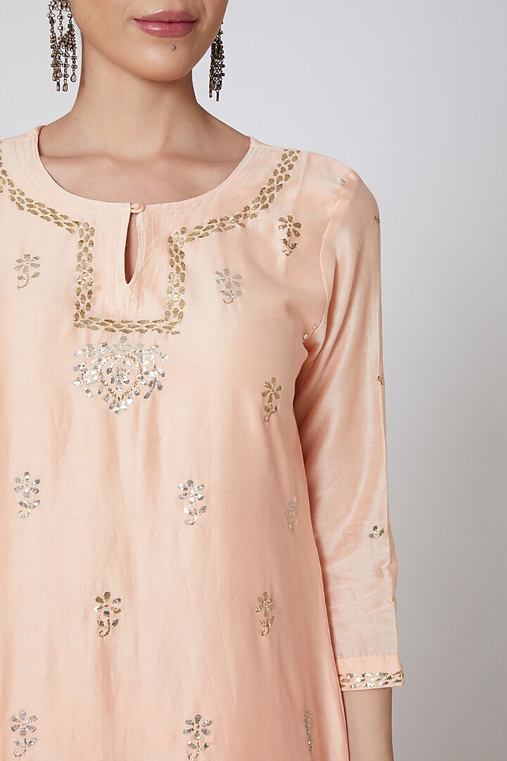 Peach Embroidered Kurta Set by Anshikaa Jain at Pernia's Pop Up Shop