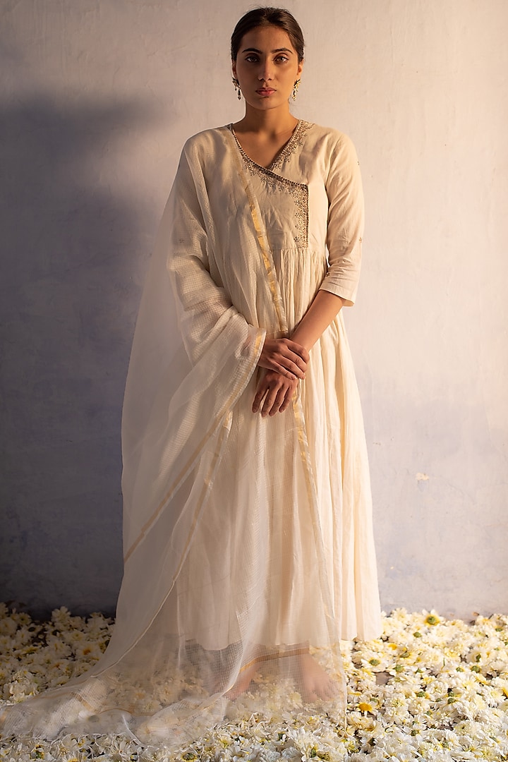 Off-White Cotton Machine Embroidered Kalidar Kurta Set by Apeksha Jain Label at Pernia's Pop Up Shop