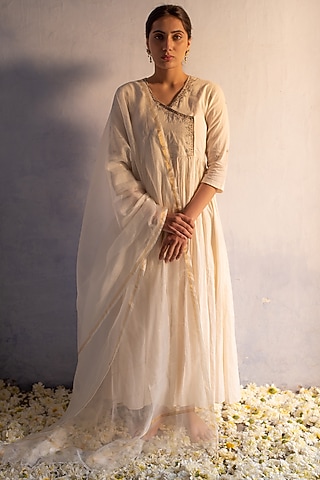 Off-White Cotton Machine Embroidered Kalidar Kurta Set by Apeksha Jain Label