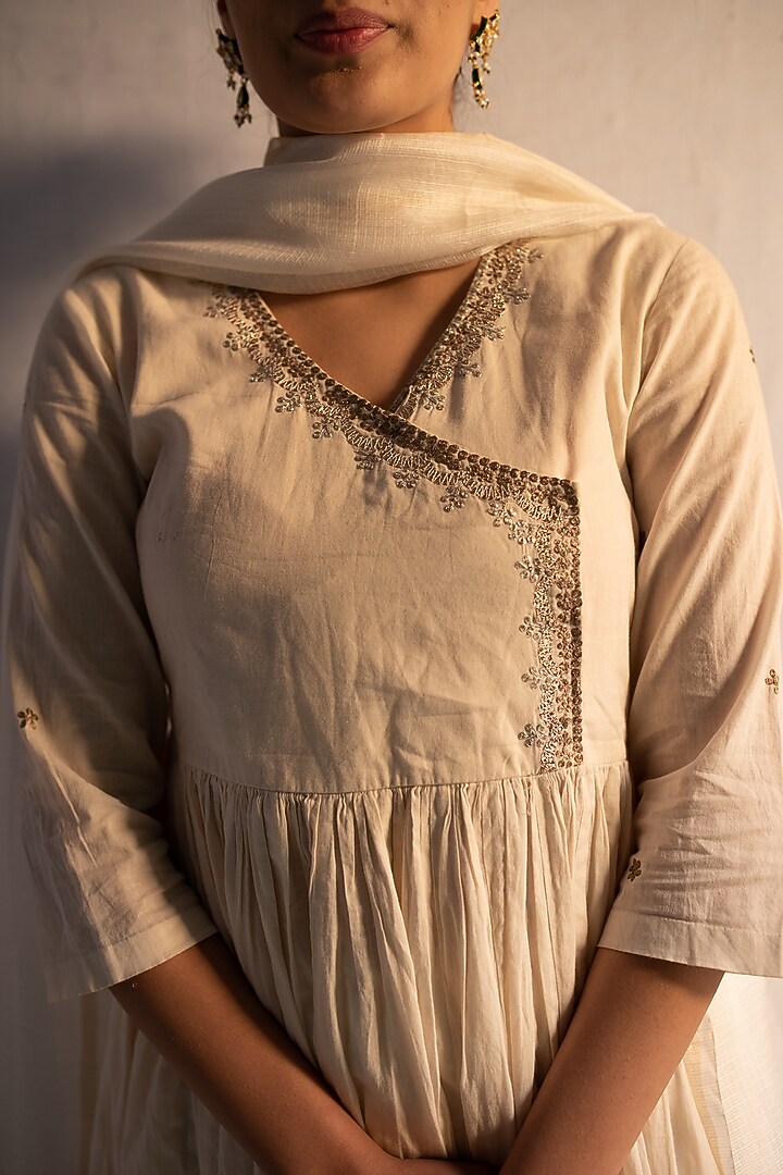 Off-White Cotton Machine Embroidered Kalidar Kurta Set by Apeksha Jain Label at Pernia's Pop Up Shop