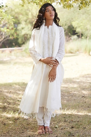 Ivory Chanderi Hand Embroidered Kurta Set by Apeksha Jain Label