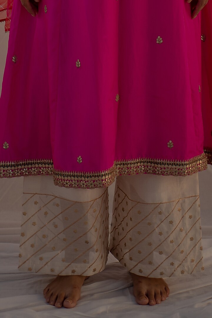 Magenta Silk Marori Embroidered Kurta Set by Apeksha Jain Label at Pernia's Pop Up Shop