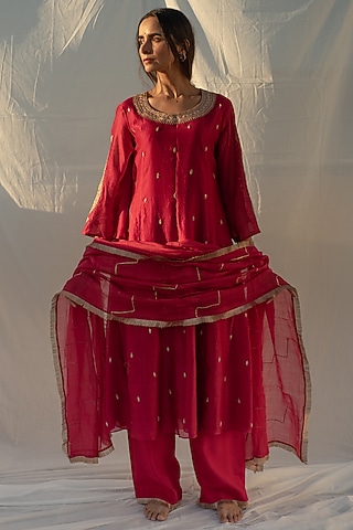 Red Chanderi Marori Embroidered Kurta Set by Apeksha Jain Label
