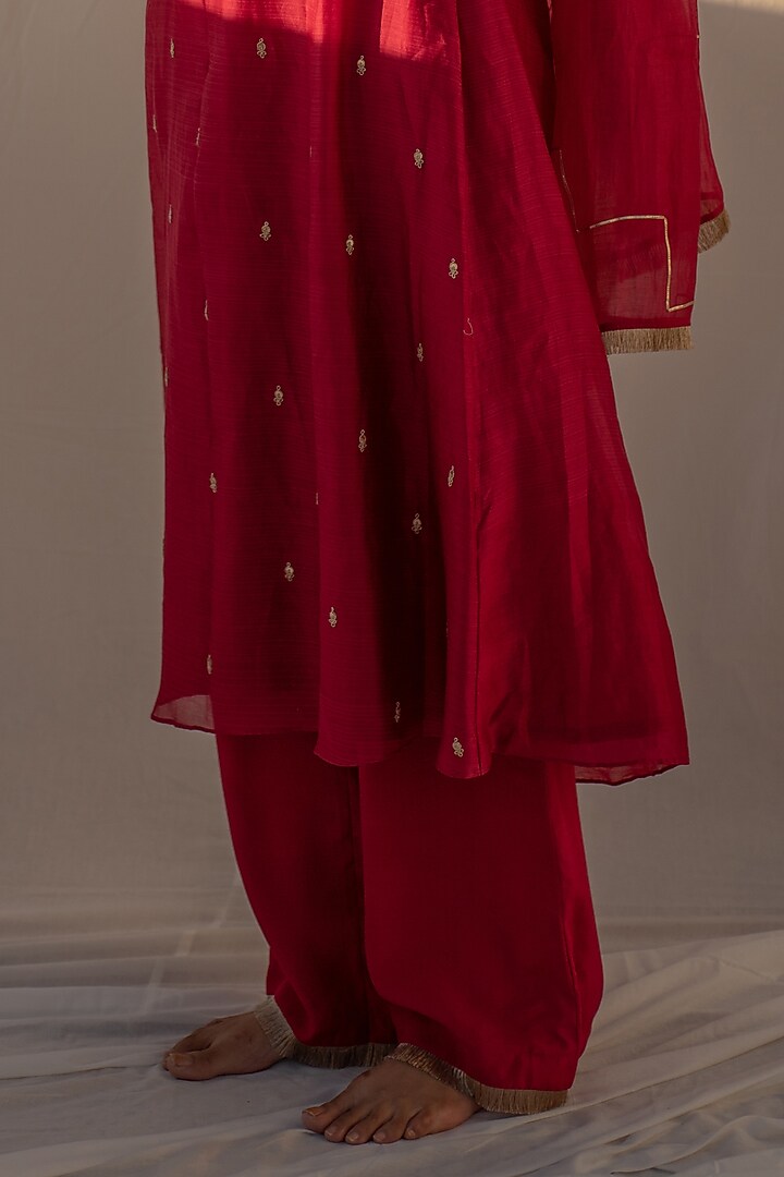 Red Chanderi Marori Embroidered Kurta Set by Apeksha Jain Label at Pernia's Pop Up Shop