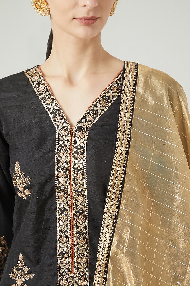Black Embroidered Kurta Set by Anjali Jain at Pernia's Pop Up Shop