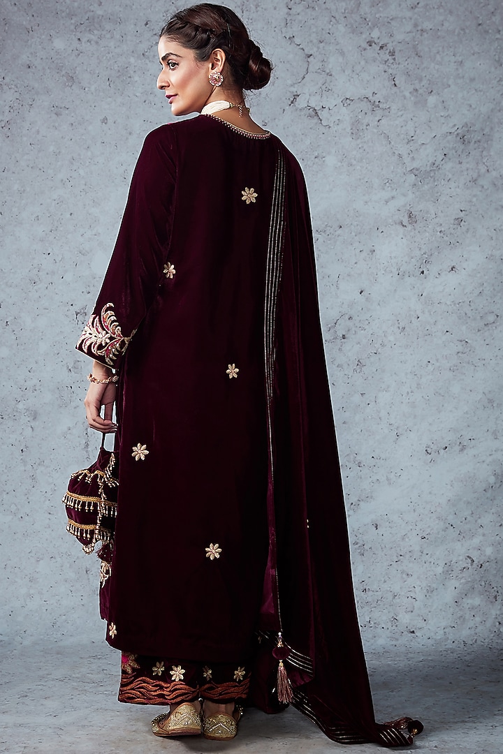 Wine Embroidered Kurta Set by Ajiesh Oberoi at Pernia's Pop Up Shop