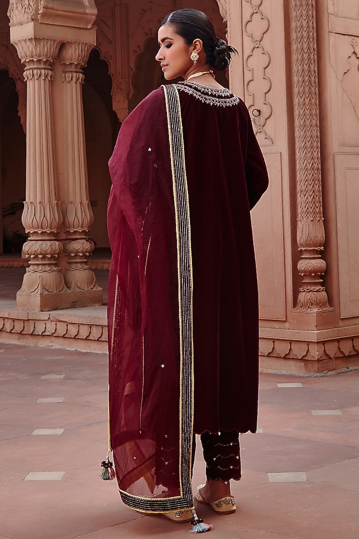Wine Embellished Kurta Set by Ajiesh Oberoi at Pernia's Pop Up Shop