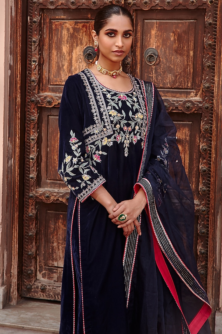 Navy Blue Embellished Kurta Set by Ajiesh Oberoi at Pernia's Pop Up Shop