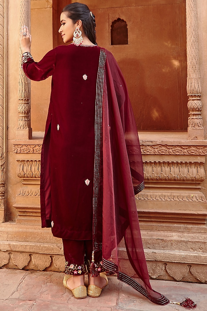 Wine Embroidered Kurta Set by Ajiesh Oberoi at Pernia's Pop Up Shop