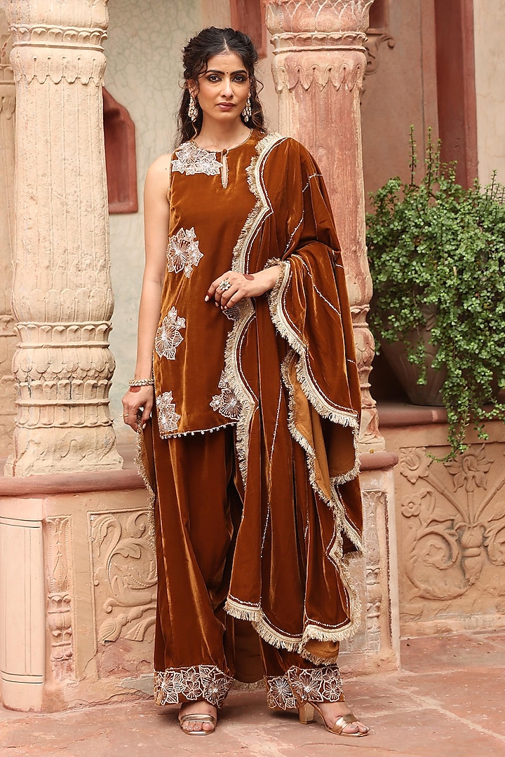 Honey Gold Velvet Farzi Embroidered Kurta set by Ajiesh Oberoi at Pernia's Pop Up Shop