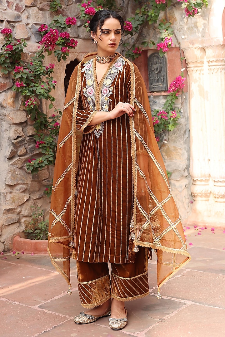 Honey Gold Velvet Gota Embroidered Straight Kurta Set by Ajiesh Oberoi at Pernia's Pop Up Shop