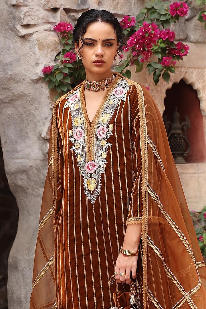 Honey Gold Velvet Gota Embroidered Straight Kurta Set by Ajiesh Oberoi at Pernia's Pop Up Shop