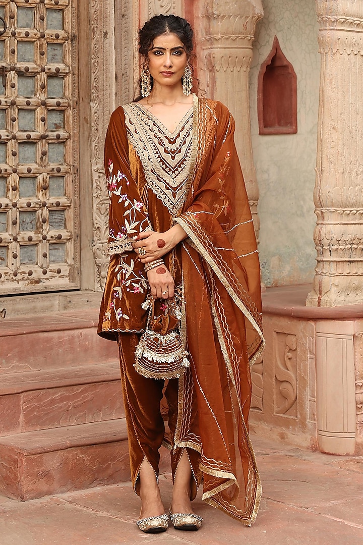 Honey Gold Velvet Embroidered Straight Kurta Set by Ajiesh Oberoi at Pernia's Pop Up Shop