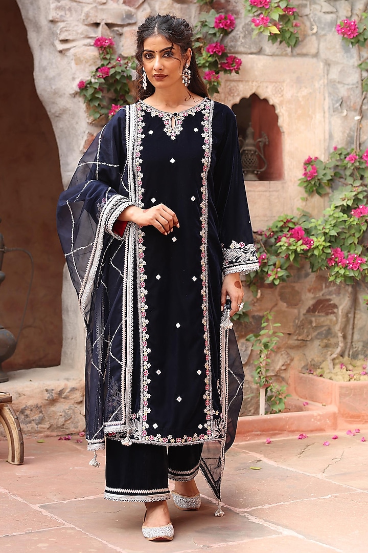 Navy Blue Velvet Embroidered Straight Kurta Set by Ajiesh Oberoi at Pernia's Pop Up Shop