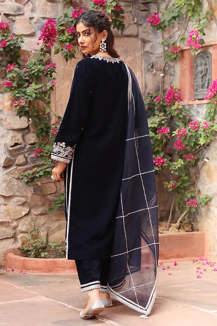 Navy Blue Velvet Embroidered Straight Kurta Set by Ajiesh Oberoi at Pernia's Pop Up Shop