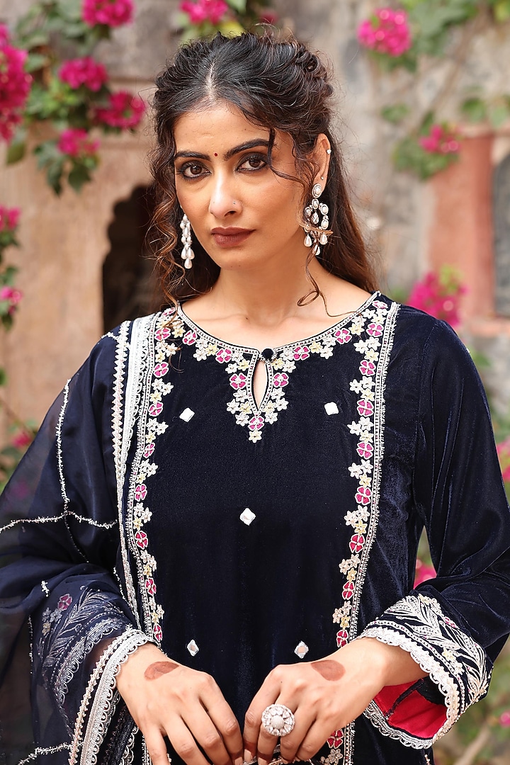 Navy Blue Velvet Embroidered Straight Kurta Set by Ajiesh Oberoi at Pernia's Pop Up Shop