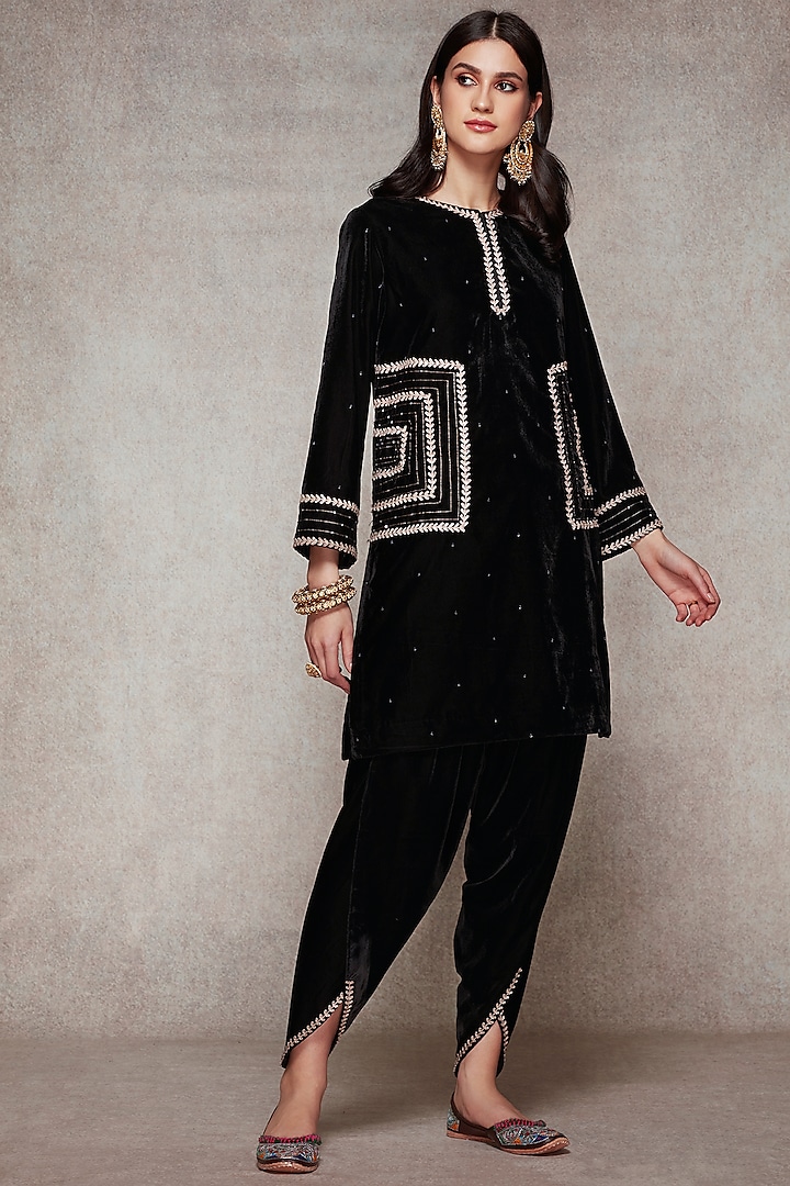 Black Embroidered Kurta Set by Ajiesh Oberoi