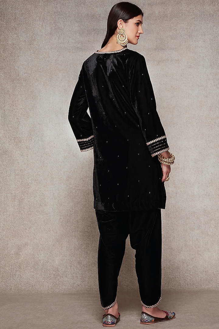 Black Embroidered Kurta Set by Ajiesh Oberoi at Pernia's Pop Up Shop